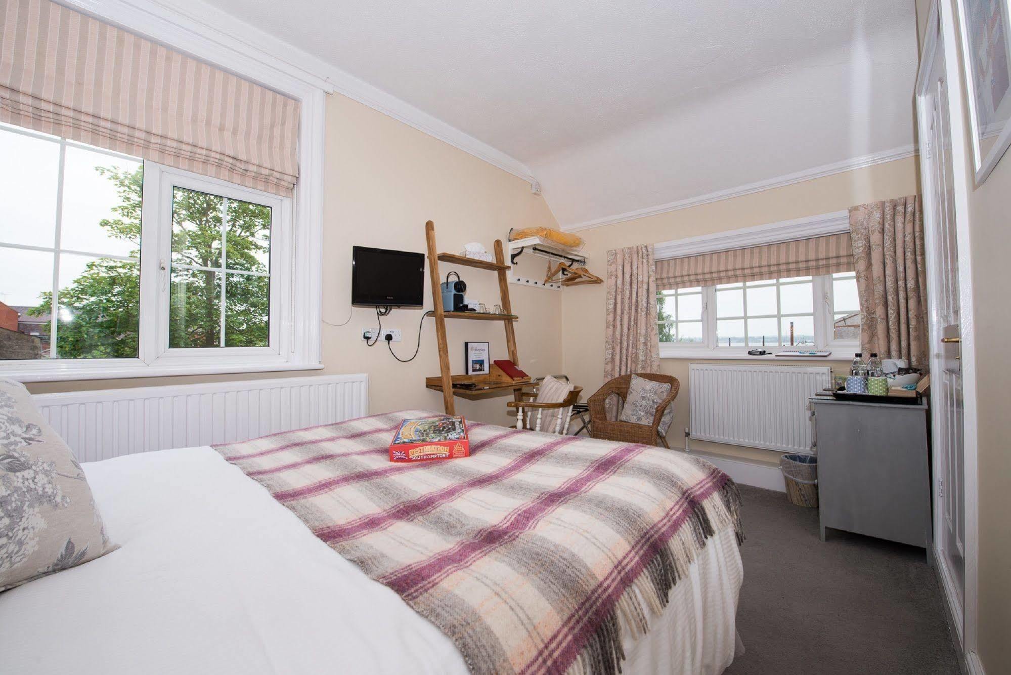 The Maples Bed & Breakfast Hythe  Bagian luar foto